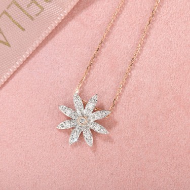 Prelepa dijamantska ogrlica sa cvetom