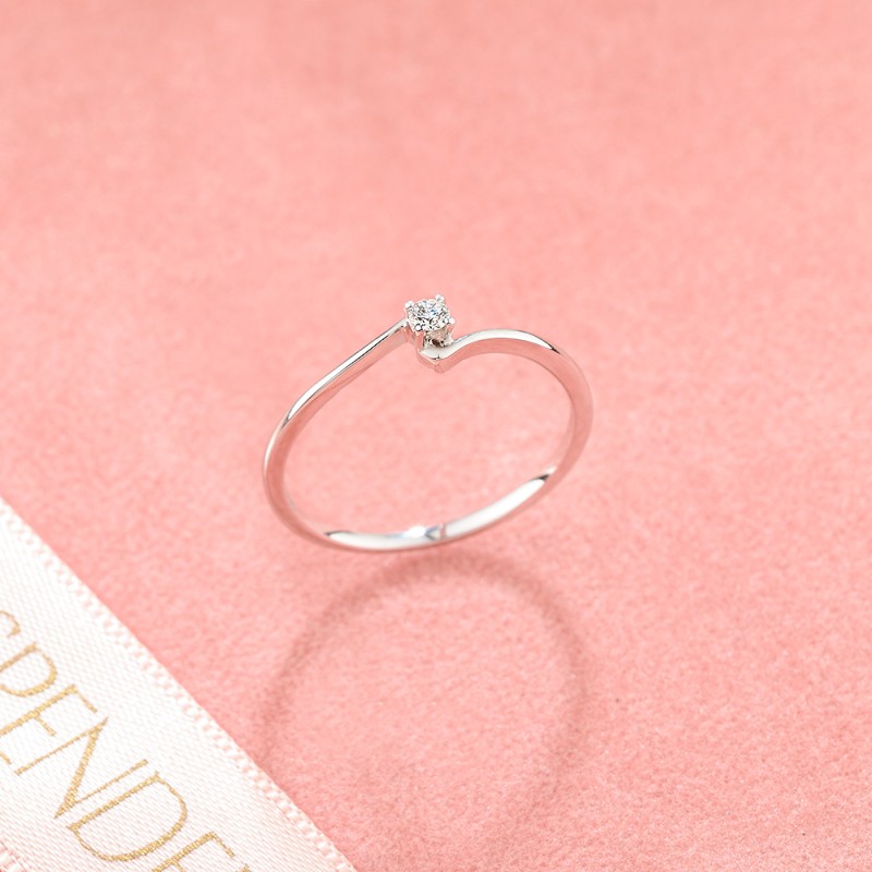 Elegantan i nežan verenički prsten