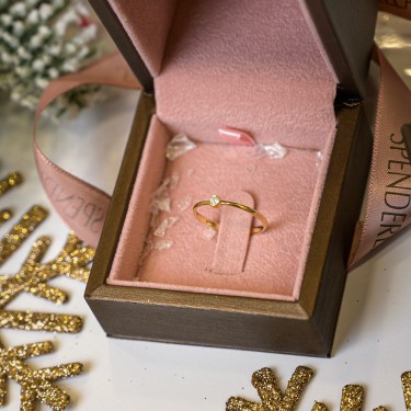 Klasičan zlatni verenički prsten sa brilijantom