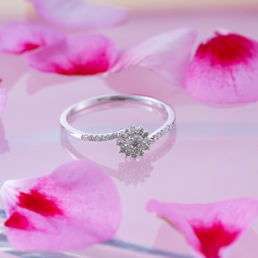 Zlatni prsten sa brilijantima u obliku cveta