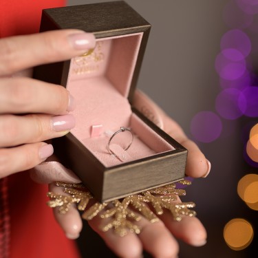 Okrugao verenički prsten u belom zlatu