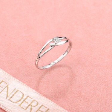 Lep i jednostavan verenički prsten ob belog zlata sa brilijantom