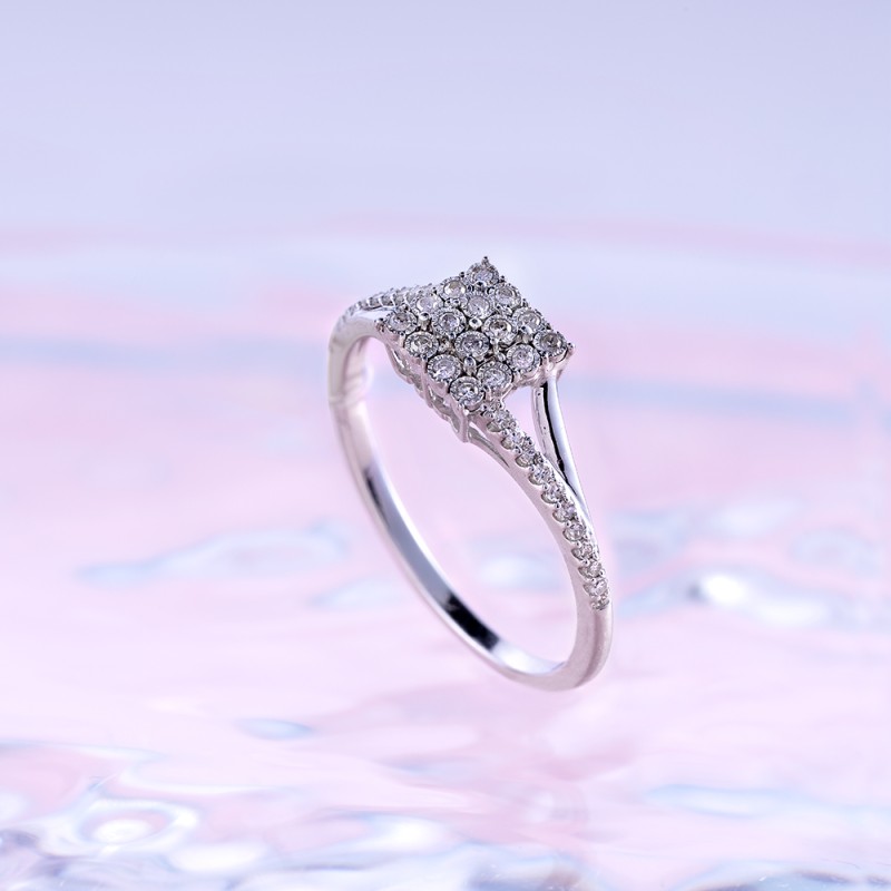 Prsten sa dijamantima koji će očarati njen pogled svojom lepotom