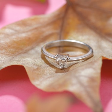 Prsten sa dijamantom u obliku srca