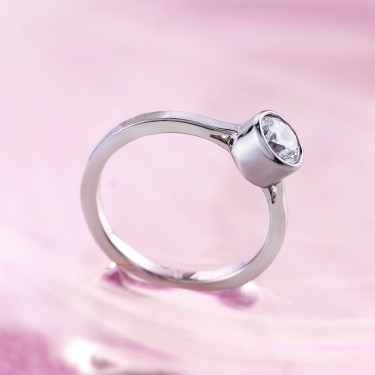 Verenički prsten sa velikim dijamantom 0.67ct